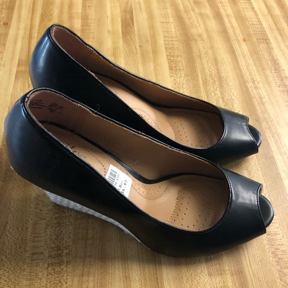 Versatile black wedge heel